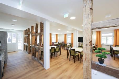 Im Eingangsgebäude "Löwen" entstand ein Aufenthaltsraum mit Café im Erdgeschoss und bietet viel Platz und Gelegenheit für soziale Kontakte